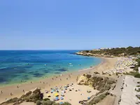 Plaża z leżakami w Jupiter Albufeira