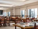 Restauracja w Jupiter Albufeira z ustawionymi stołami