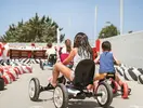 Dzieci w gokartach w Jupiter Albufeira