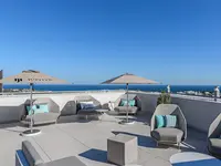 Taras widokowy z leżakami w Jupiter Albufeira