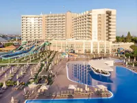 Widok na kompleks hotelowy Jupiter Albufeira z basenami