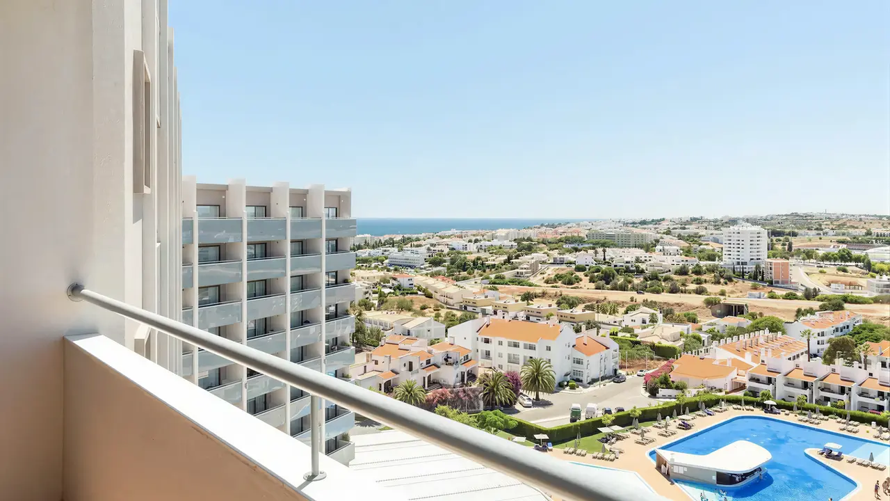 Balkon z widokiem na Jupiter Albufeira i okolicę