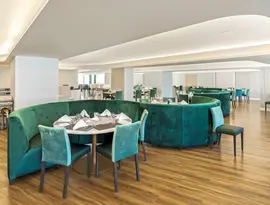 Restauracja w Jupiter Albufeira z turkusowymi kanapami