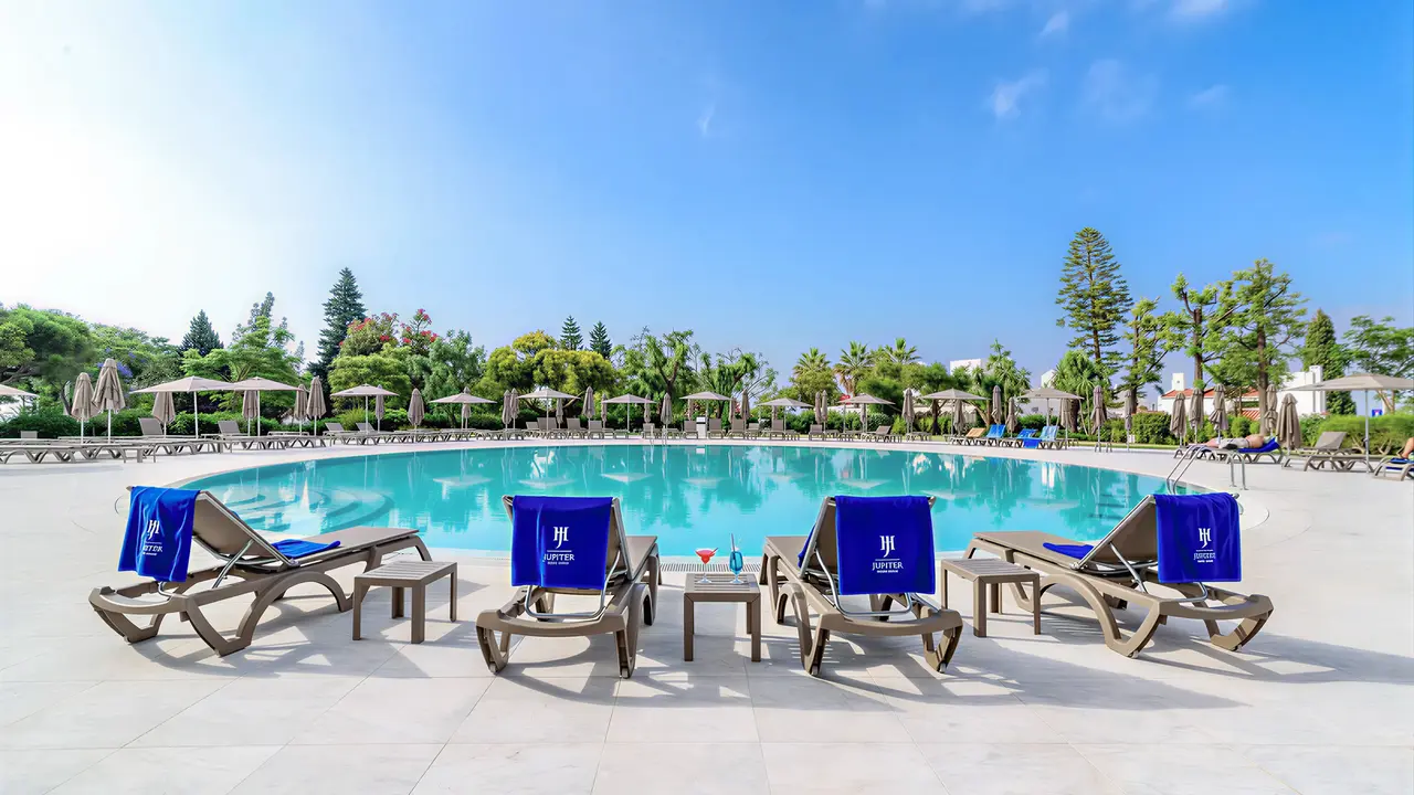 Basen z leżakami w hotelu Jupiter Albufeira