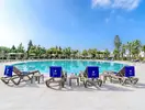 Basen z leżakami w hotelu Jupiter Albufeira