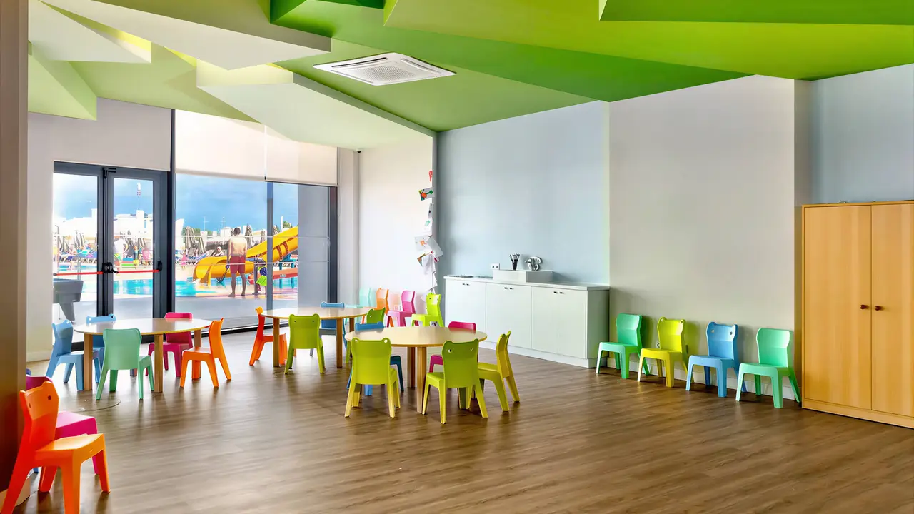 Kolorowa sala zabaw dla dzieci w Jupiter Albufeira