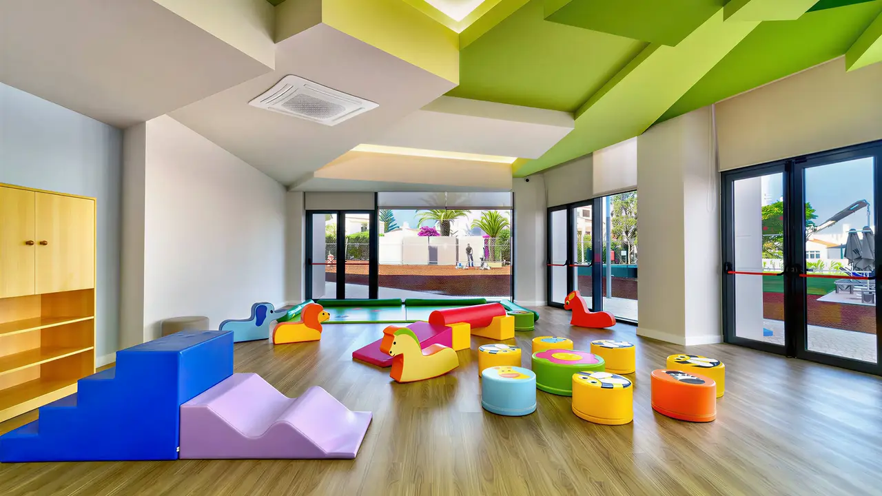 Kolorowa sala zabaw dla dzieci w Jupiter Albufeira