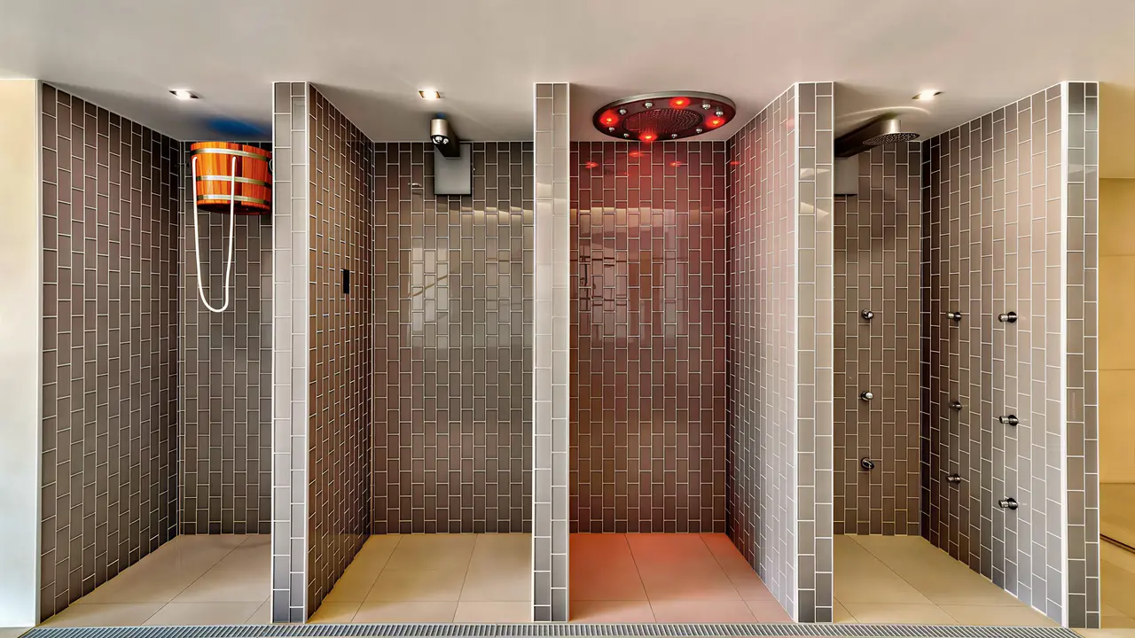 Strefa wellness z prysznicami w Jupiter Albufeira