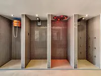 Strefa wellness z prysznicami w Jupiter Albufeira