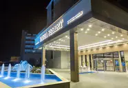 Wejście do budynku Kahya Resort Aqua & Spa w nocy