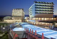 Widok na budynki i baseny w Kahya Resort Aqua & Spa