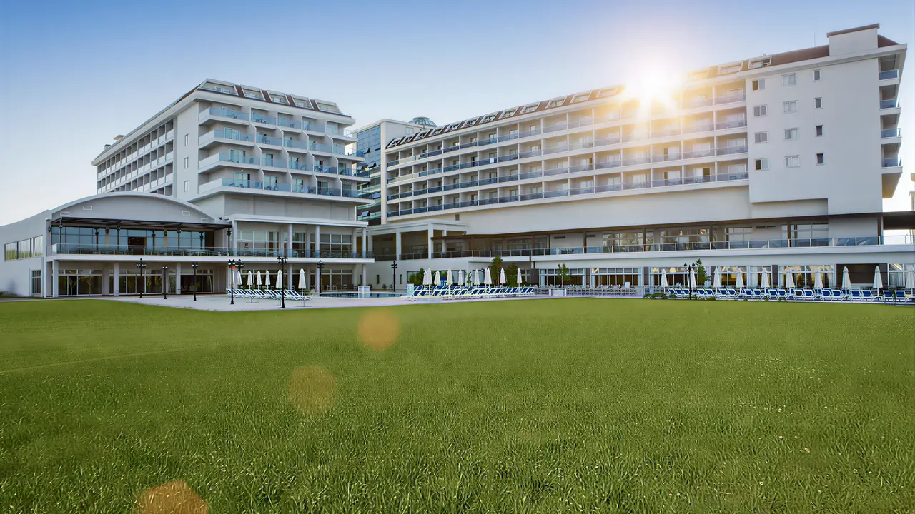 Nowoczesna fasada budynku Kahya Resort Aqua & Spa z zielonym trawnikiem