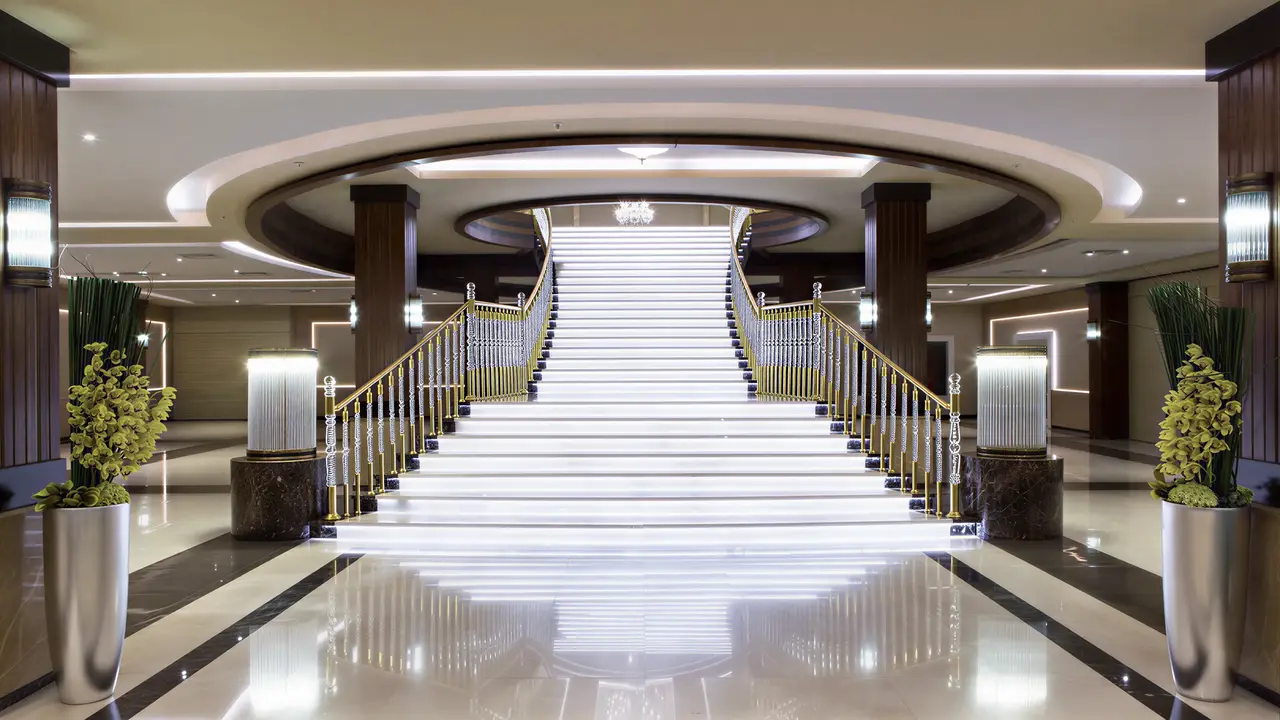 Eleganckie wnętrze i schody w Kahya Resort Aqua & Spa