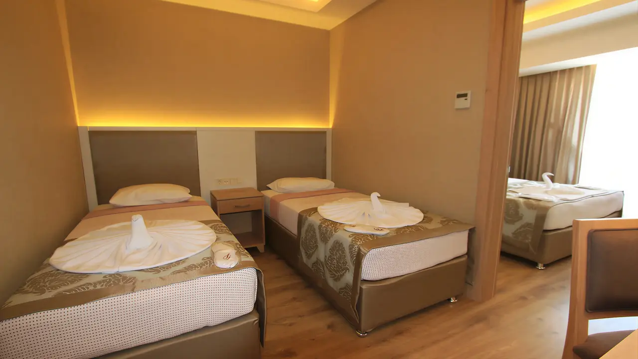 Trzy pojedyncze łóżka w pokoju Kahya Resort Aqua & Spa