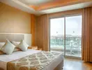 Sypialnia z balkonem w Kahya Resort Aqua & Spa