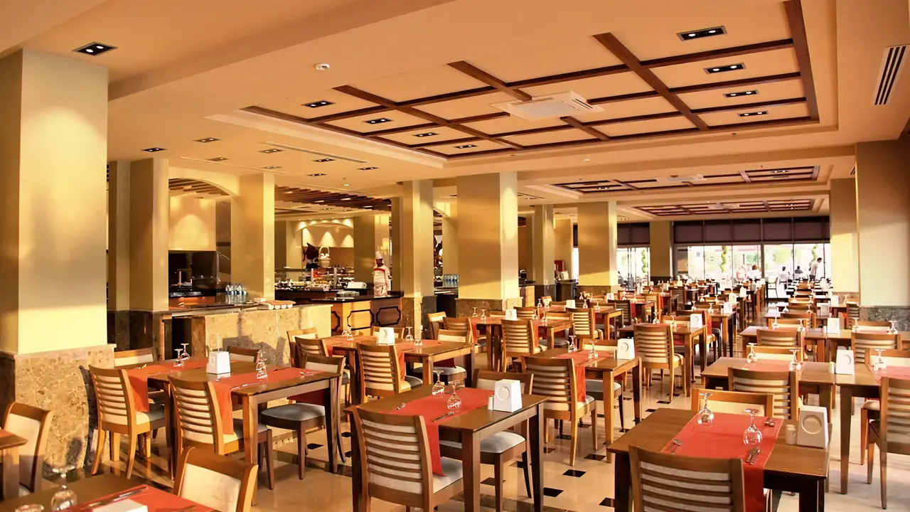 Restauracja z nakrytymi stołami w Kahya Resort Aqua & Spa