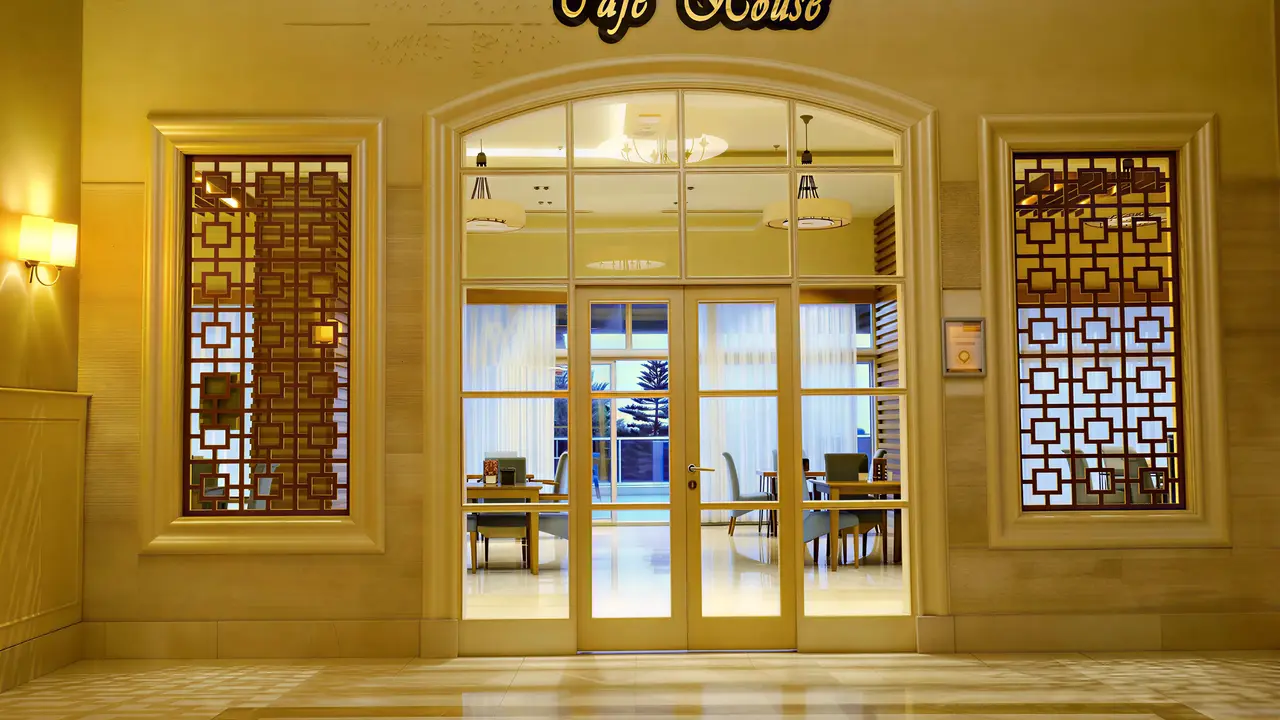 Wejście do Cafe House w Kahya Resort Aqua & Spa