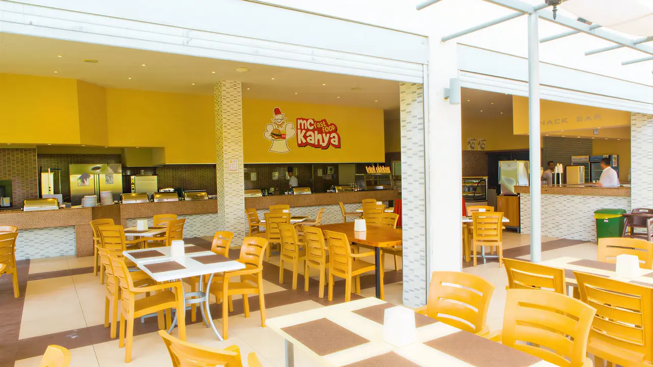 Restauracja w hotelu Kahya Resort Aqua & Spa z drewnianymi krzesłami