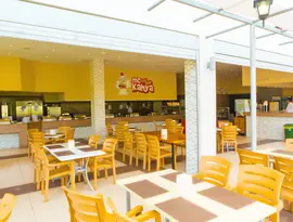 Restauracja w hotelu Kahya Resort Aqua & Spa z drewnianymi krzesłami
