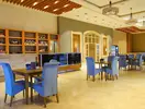 Wnętrze restauracji w Kahya Resort Aqua & Spa z niebieskimi krzesłami