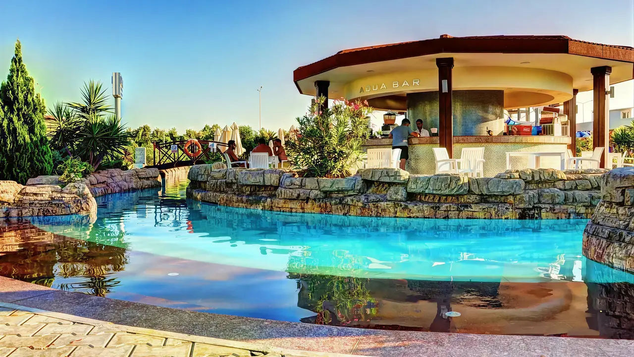 Basenowy bar w hotelu Kahya Resort Aqua & Spa
