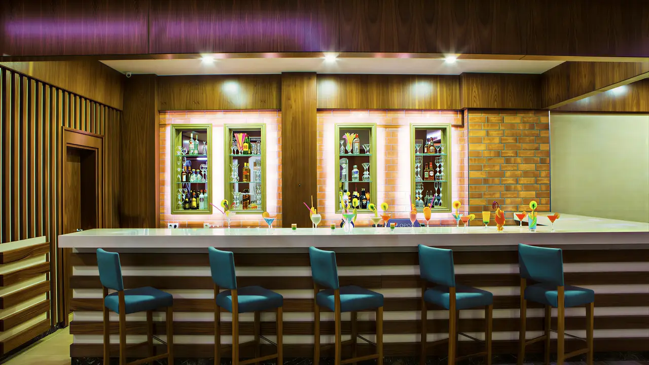 Nowoczesny bar z kolorowymi drinkami w Kahya Resort Aqua & Spa