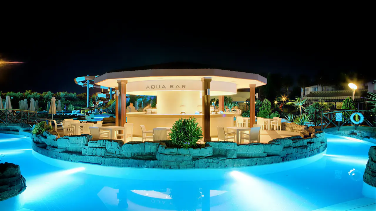Bar Aqua Bar przy basenie w Kahya Resort Aqua & Spa