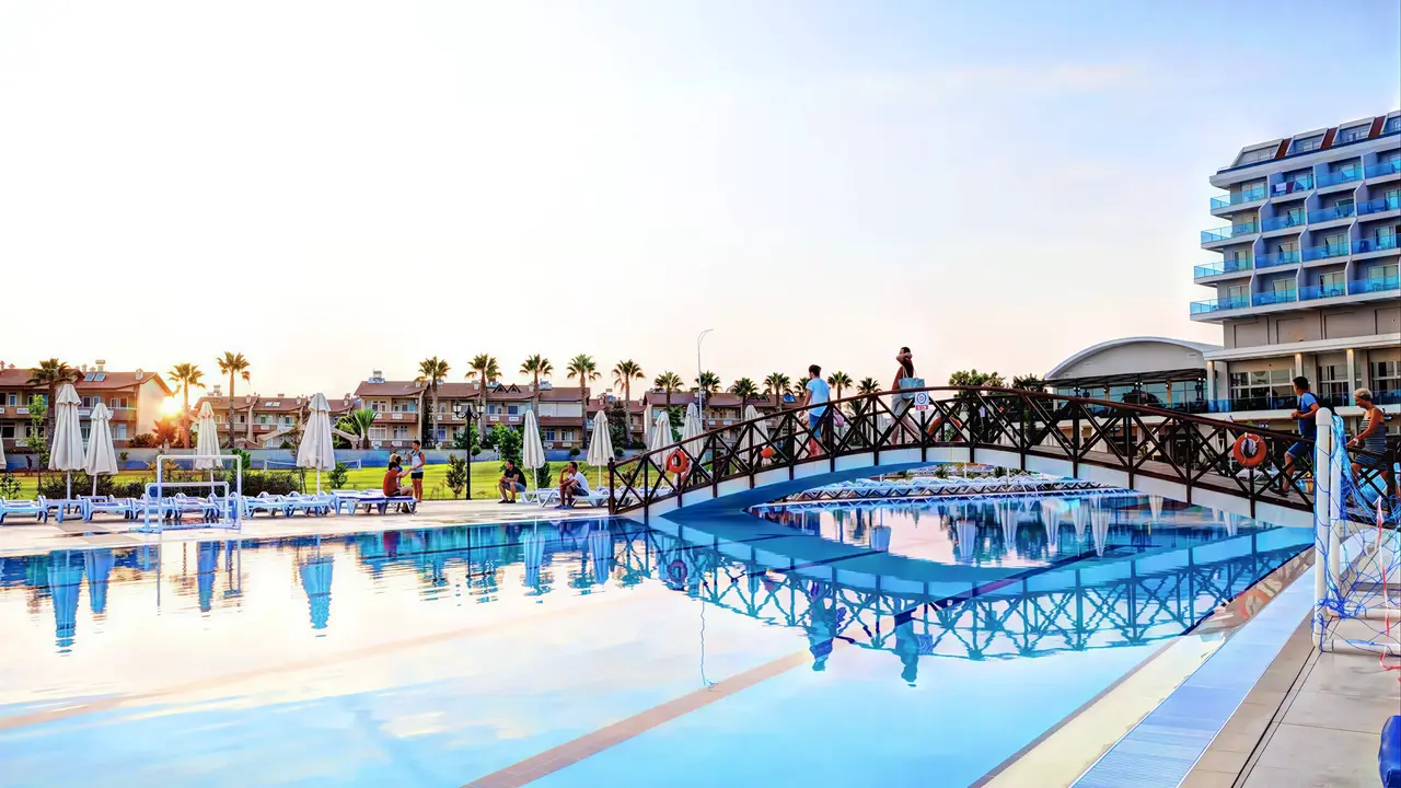 Basen z mostkiem w hotelu Kahya Resort Aqua & Spa