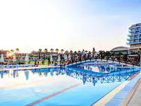 Basen z mostkiem w hotelu Kahya Resort Aqua & Spa