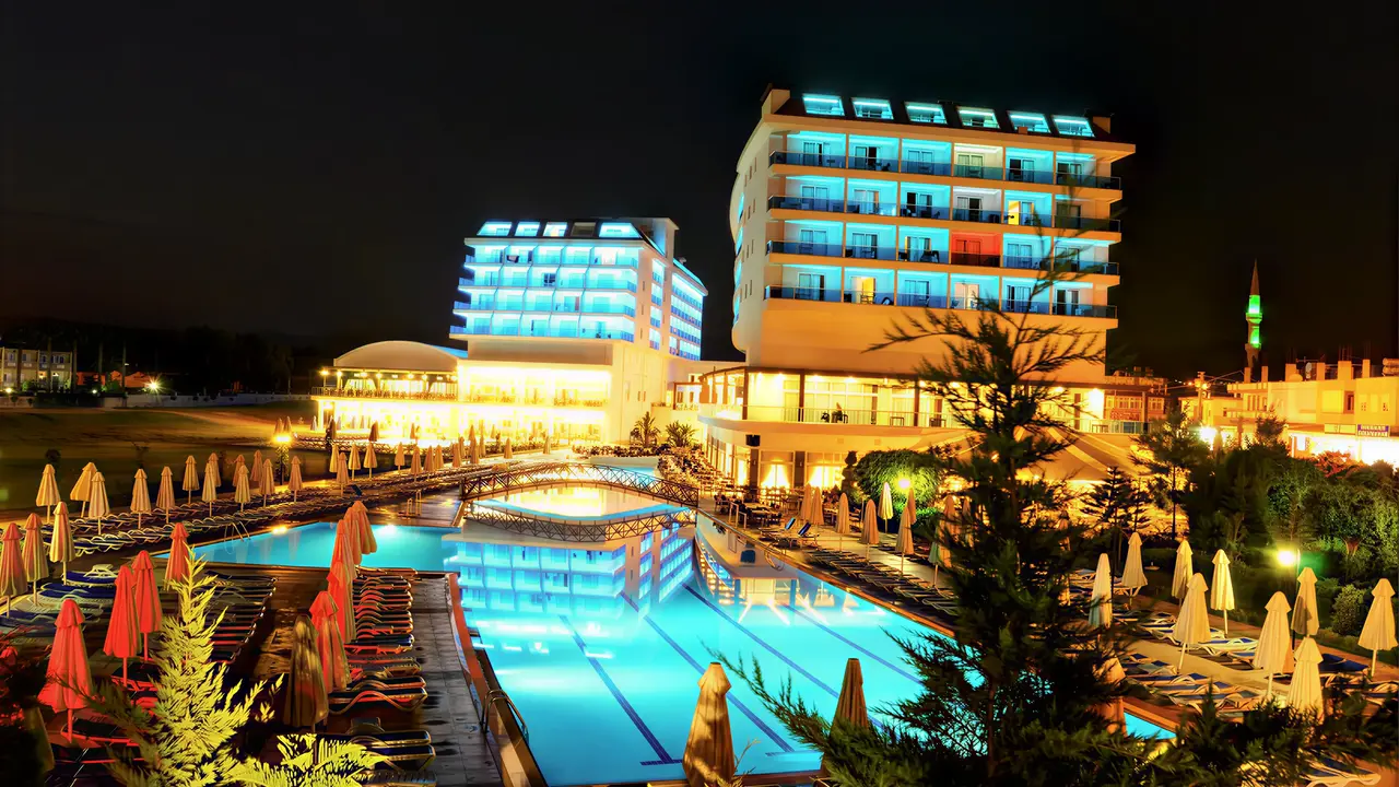 Nocny widok na budynki i basen Kahya Resort Aqua & Spa