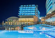 Widok na budynki Kahya Resort Aqua & Spa nocą z basenem