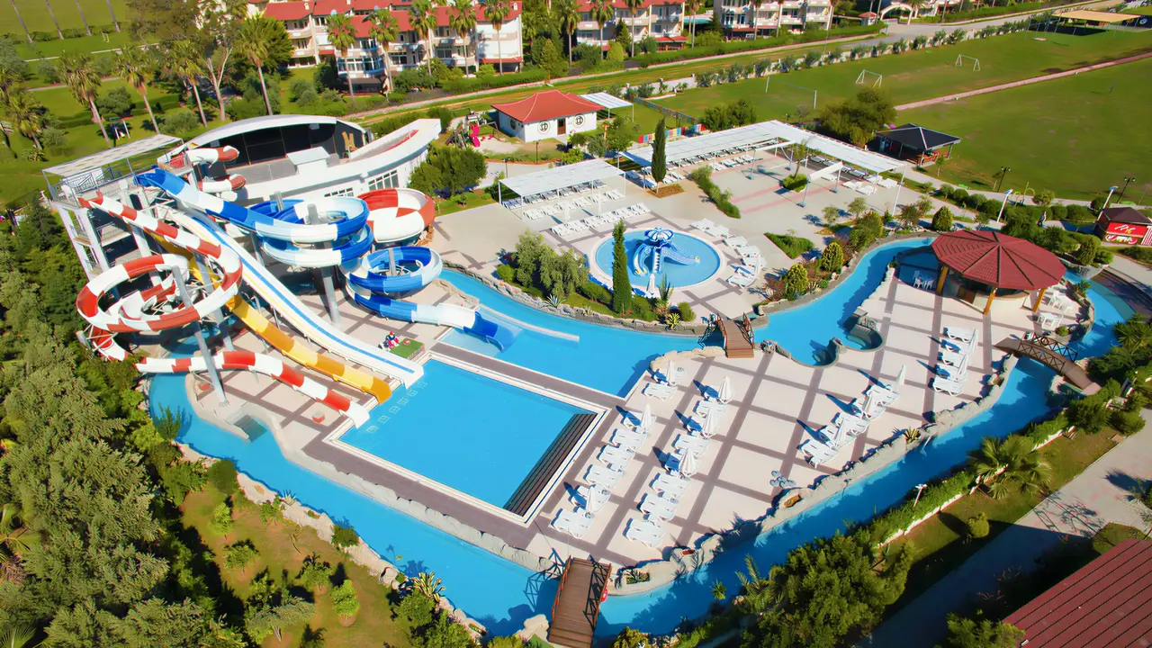 Zjeżdżalnie wodne i baseny w Kahya Resort Aqua & Spa