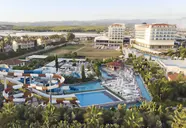 Widok na kompleks hotelowy Kahya Resort Aqua & Spa z basenami
