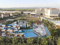 Widok na kompleks hotelowy Kahya Resort Aqua & Spa z basenami