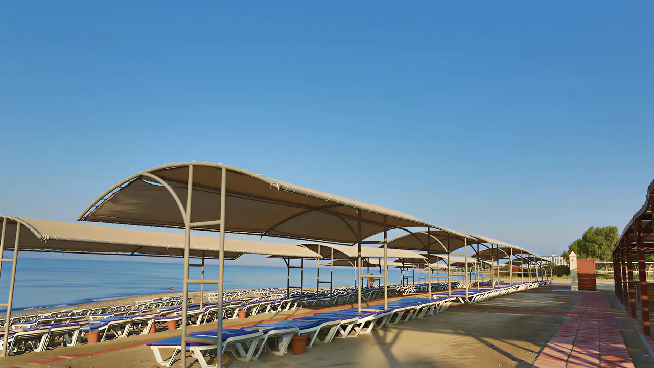 Leżaki pod zadaszeniem na plaży Kahya Resort Aqua & Spa