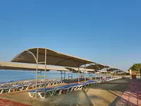 Leżaki pod zadaszeniem na plaży Kahya Resort Aqua & Spa