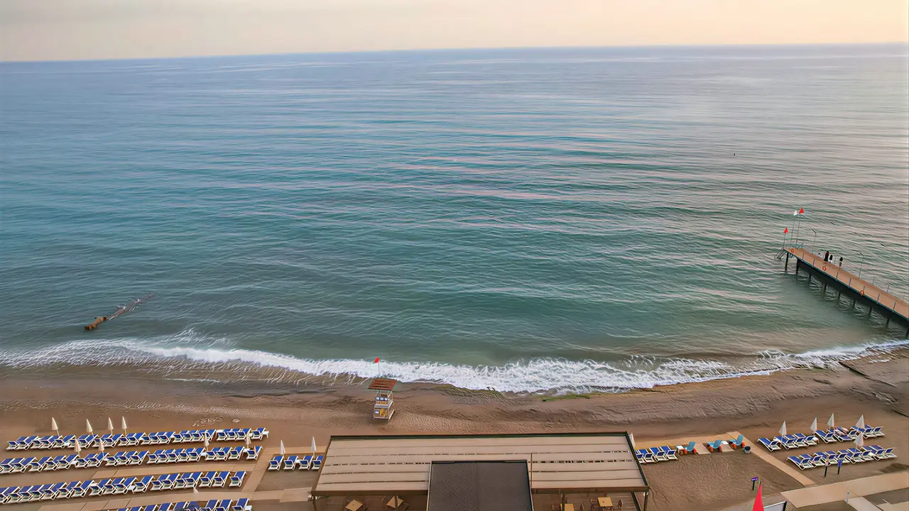 Plaża z leżakami przy hotelu Kahya Resort Aqua & Spa