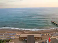 Plaża z leżakami przy hotelu Kahya Resort Aqua & Spa