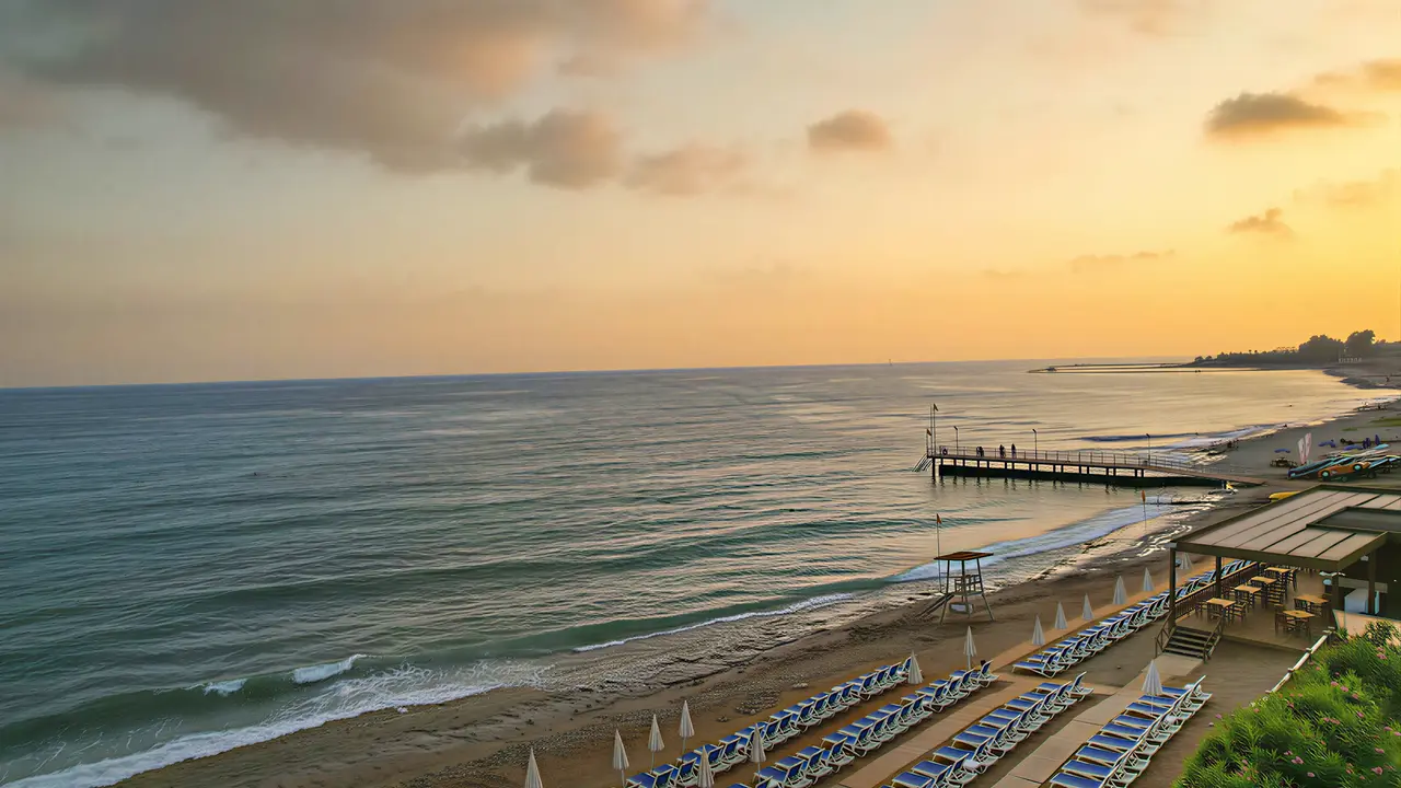 Plaża z leżakami w Kahya Resort Aqua & Spa
