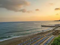 Plaża z leżakami w Kahya Resort Aqua & Spa
