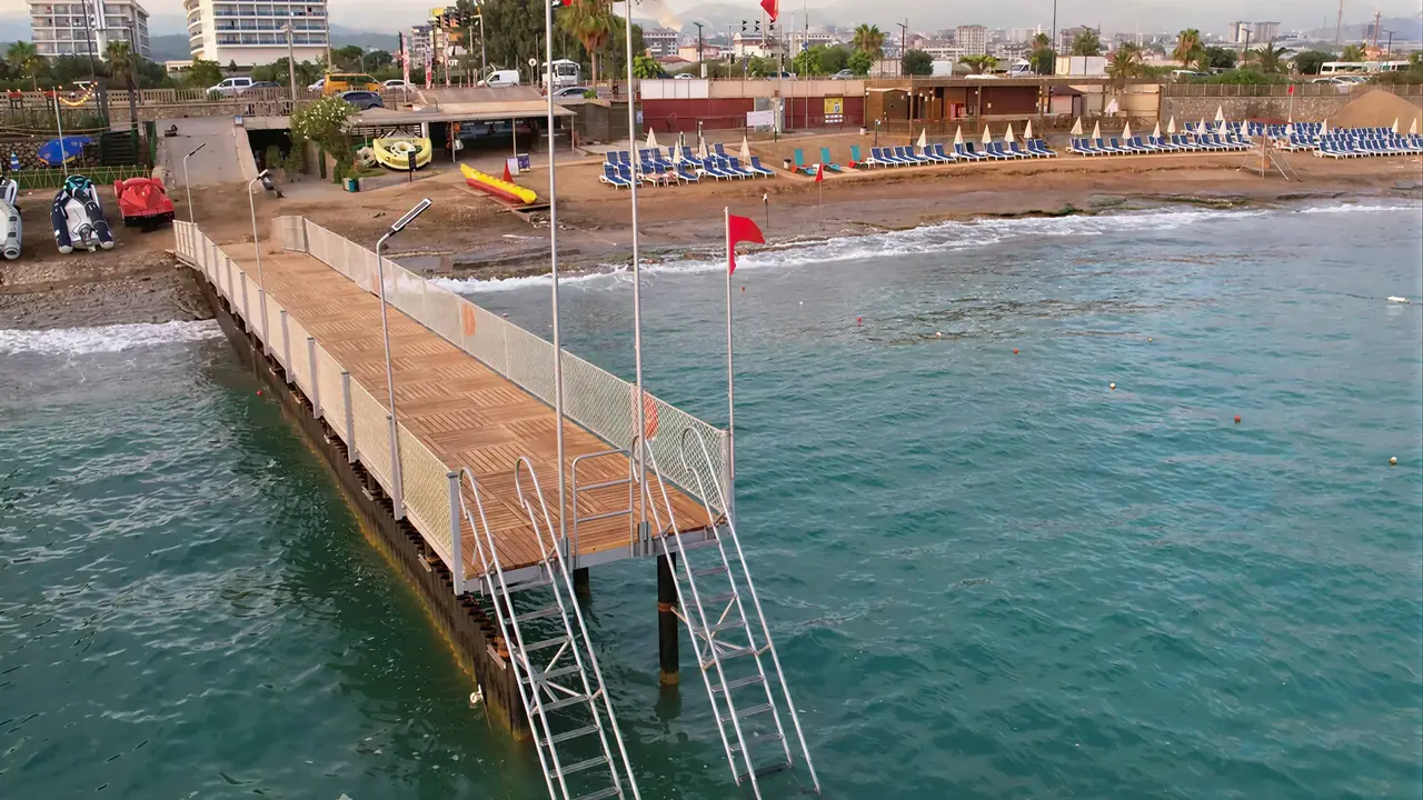 Drewniany pomost nad morzem w Kahya Resort Aqua & Spa