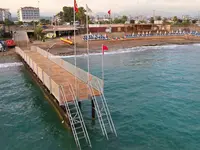 Drewniany pomost nad morzem w Kahya Resort Aqua & Spa