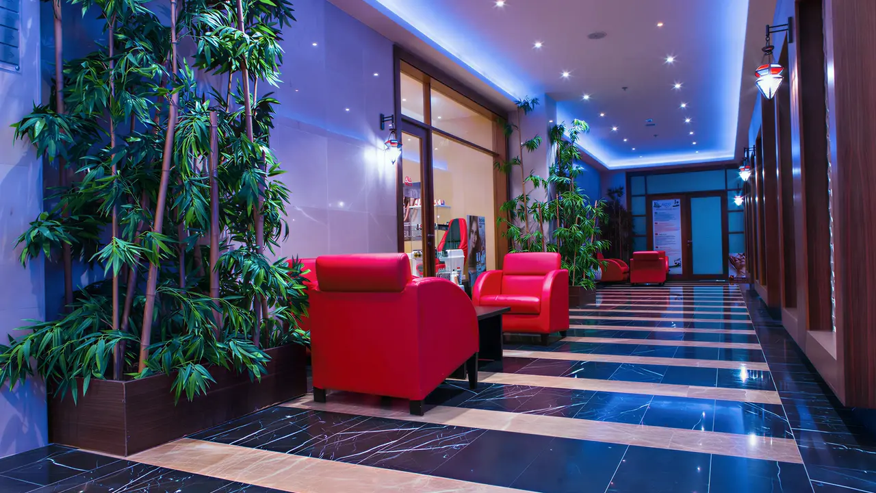 Wnętrze lobby w Kahya Resort Aqua & Spa z czerwonymi fotelami