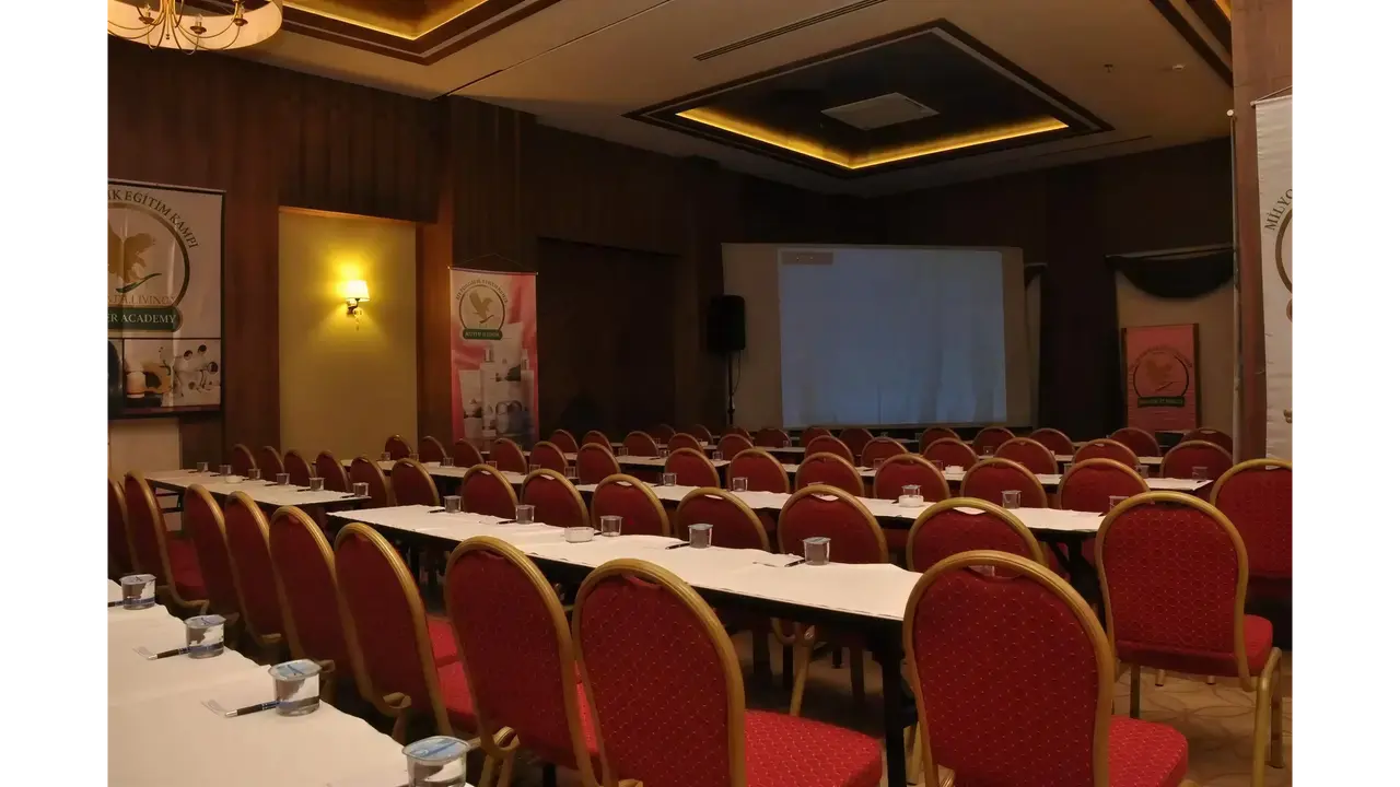 Sala konferencyjna z rzędami krzeseł w Kahya Resort Aqua & Spa