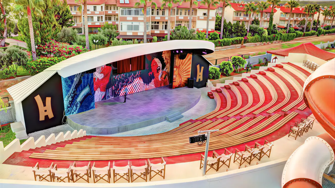 Amfiteatr w Kahya Resort Aqua & Spa z widokiem na budynki