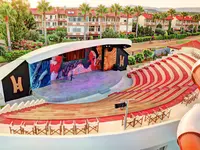 Amfiteatr w Kahya Resort Aqua & Spa z widokiem na budynki