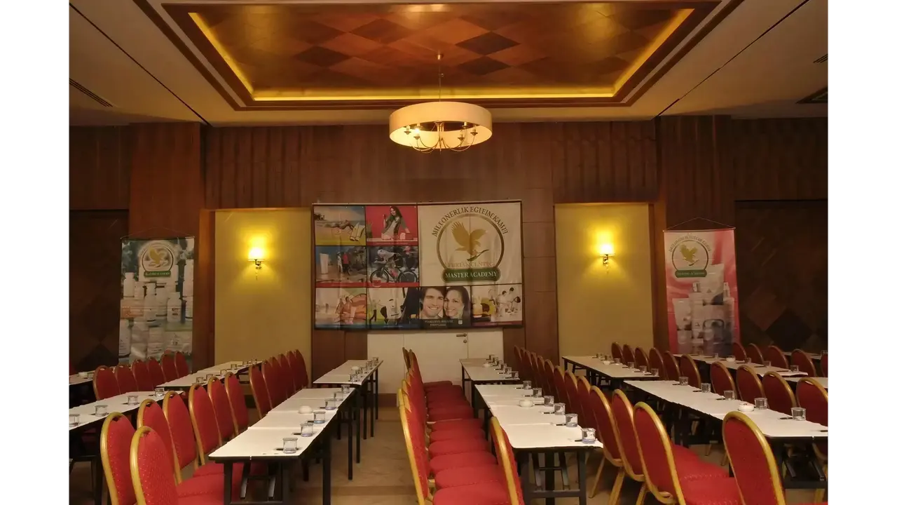 Sala konferencyjna w Kahya Resort Aqua & Spa z rzędami krzeseł