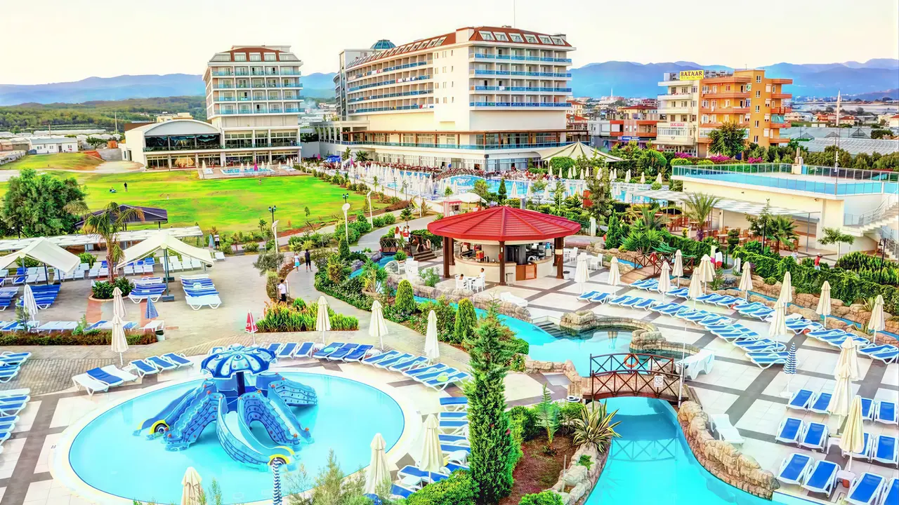 Widok na kompleks oraz budynki Kahya Resort Aqua & Spa