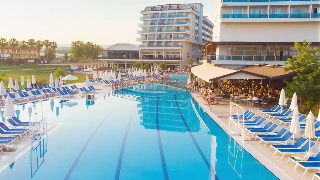 Basen z leżakami w Kahya Resort Aqua & Spa