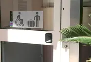 Wejście do Kaktus Playa z oznaczeniem dostępności